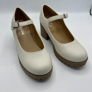Women’s 8.5 Soda Mary Jane style platform pumps in off-white